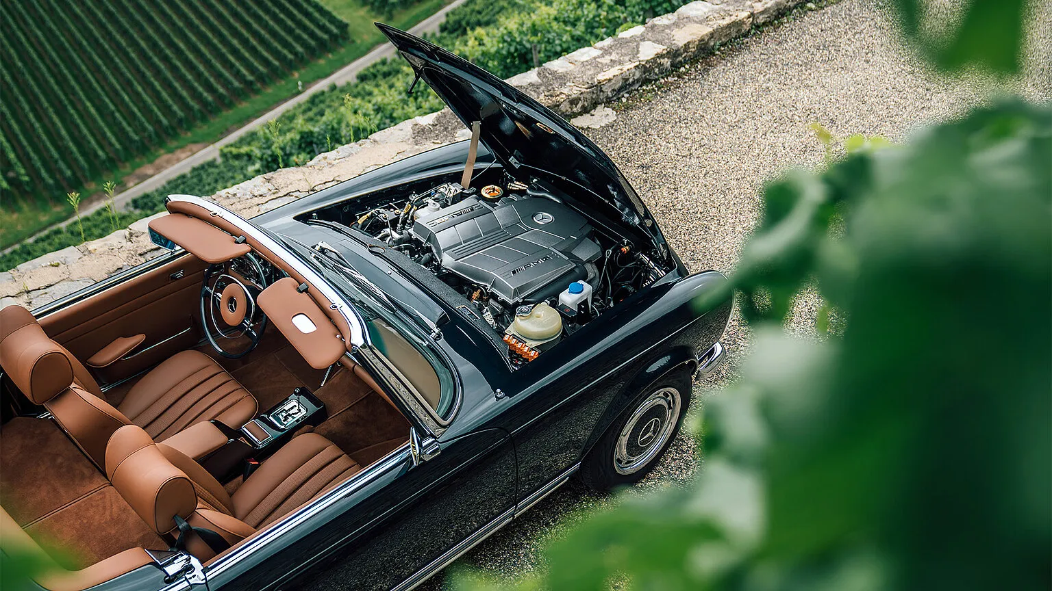 New-Tech Pagode von oben, geöffnete Haube zeigt modernen Motor